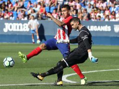 Pichu Cuéllar despejando la pelota contra el Atlético de Madrid.
