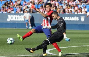 Pichu Cuéllar despejando la pelota contra el Atlético de Madrid.