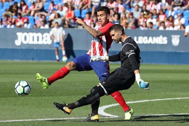 Pichu Cuéllar despejando la pelota contra el Atlético de Madrid.