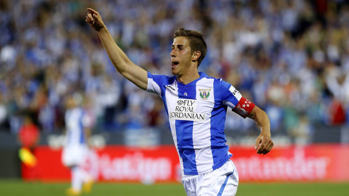 Alexander Szymanowski celebrando el gol