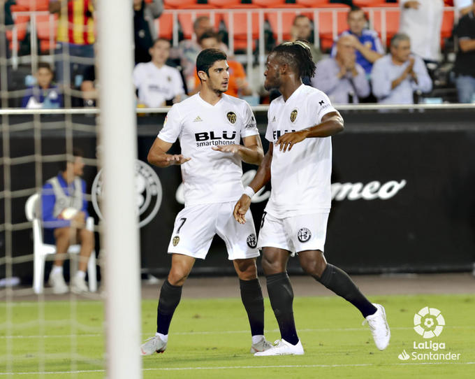 Guedes y Correia celebran un gol