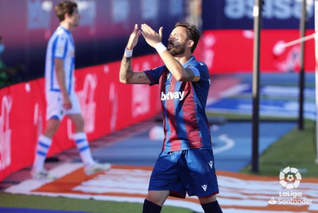 Morales celebrando un gol