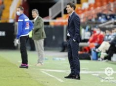 Javi Gracia observa desde el área técnica