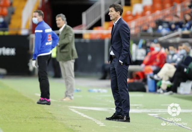 Javi Gracia observa desde el área técnica