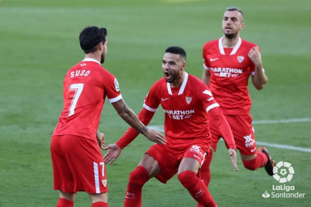 En-Nesyri y Suso celebran un gol