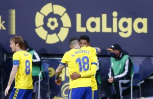 Negredo y Lozano celebran un gol