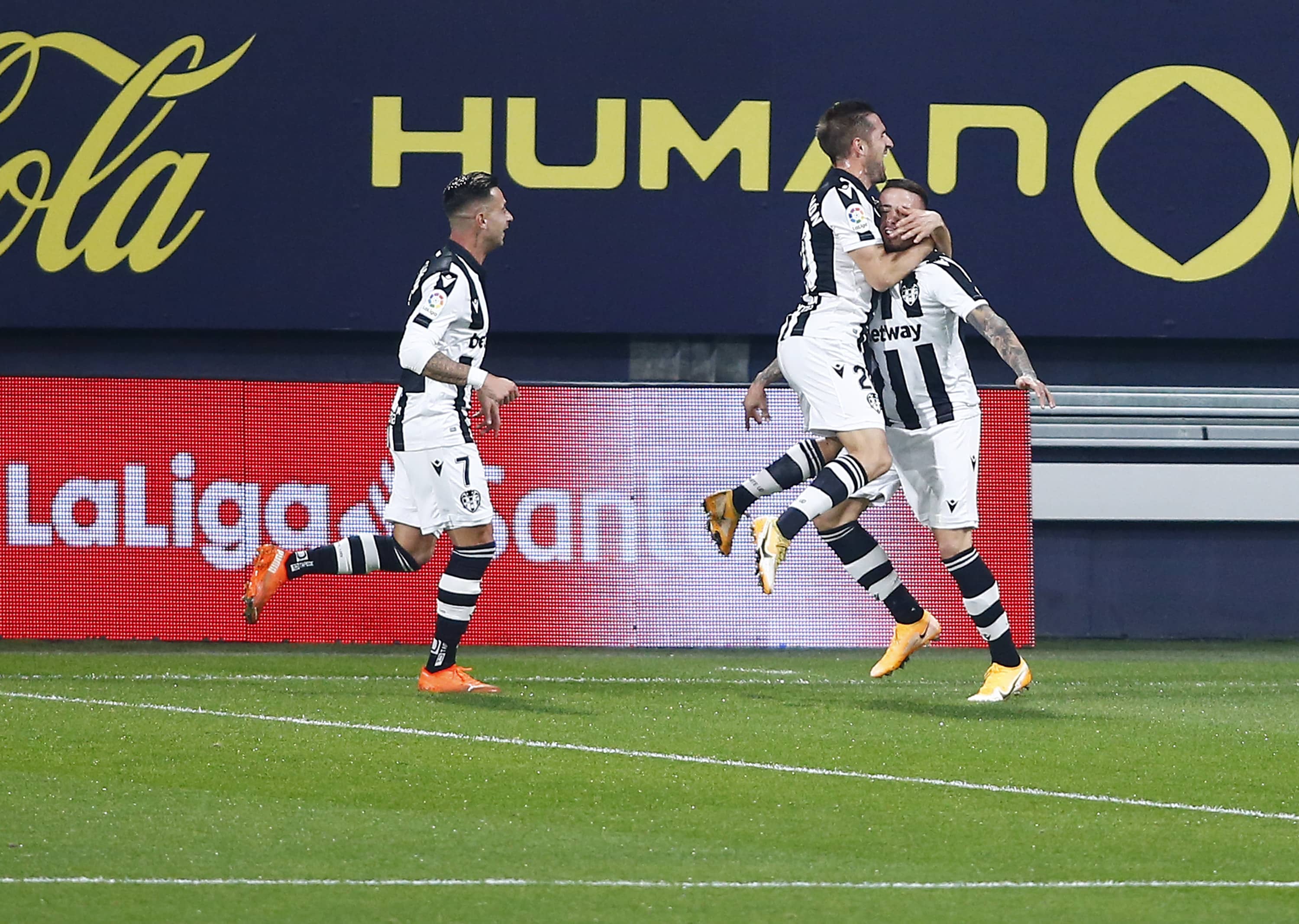 León celebrando el gol de Roger