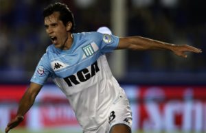 Augusto Solari en partido con el Racing argentino