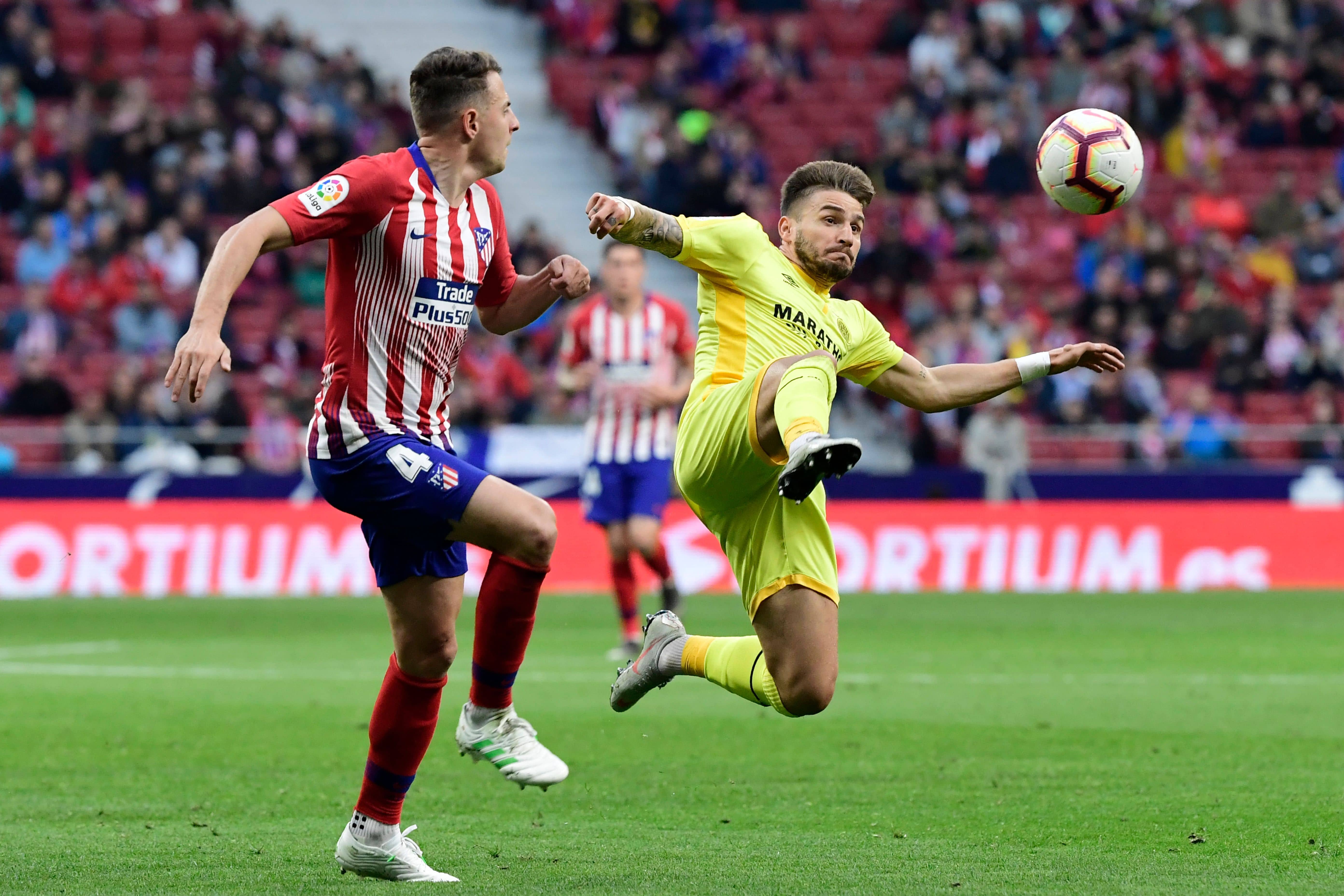 Aleix García disputa un balón a Gimenez