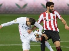 Raúl García disputa un balón con Nacho