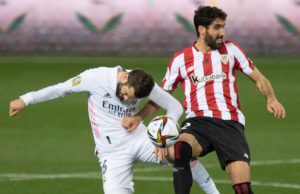 Raúl García disputa un balón con Nacho