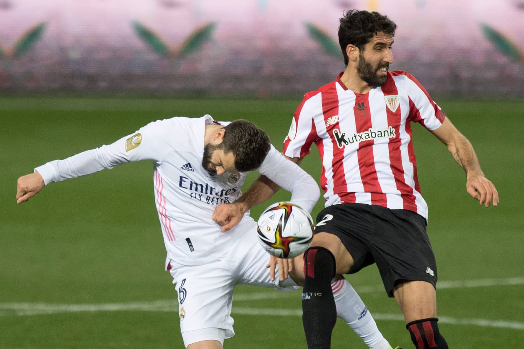 Raúl García disputa un balón con Nacho