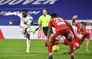 Dembélé disparando a puerta en un partido