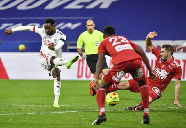 Dembélé disparando a puerta en un partido