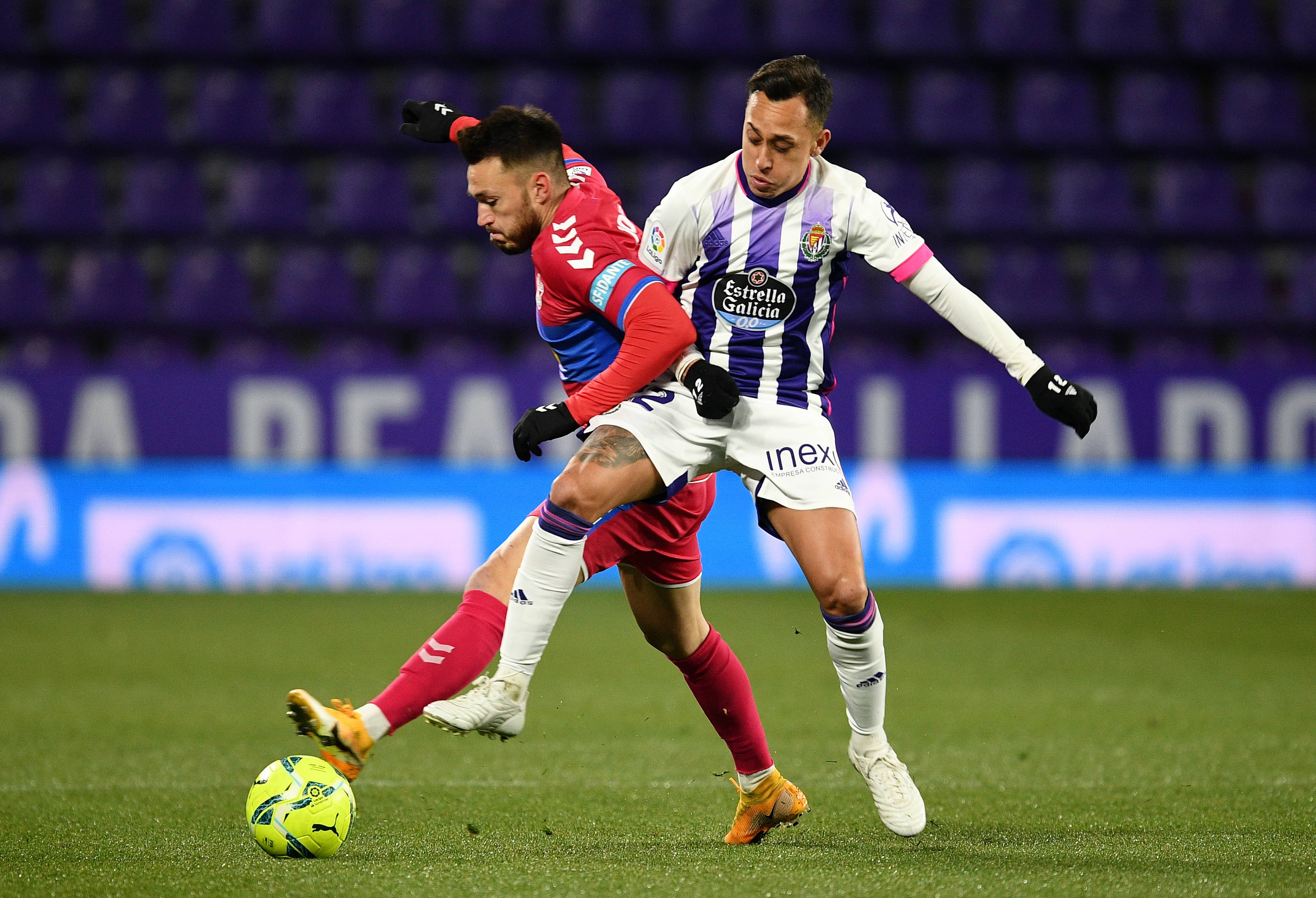 Josan disputa un balón a Orellana