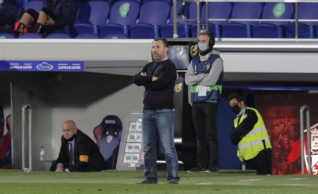 Sergio observando el partido desde el banquillo