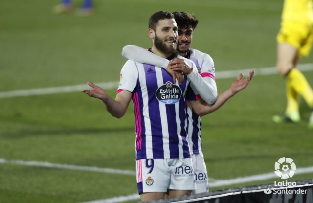 Weissman y Jota celebran un gol