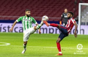 Lemar y Fekir pelean por el balón