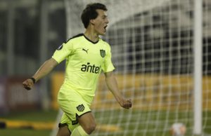 Pellistri celebra un gol con Peñarol