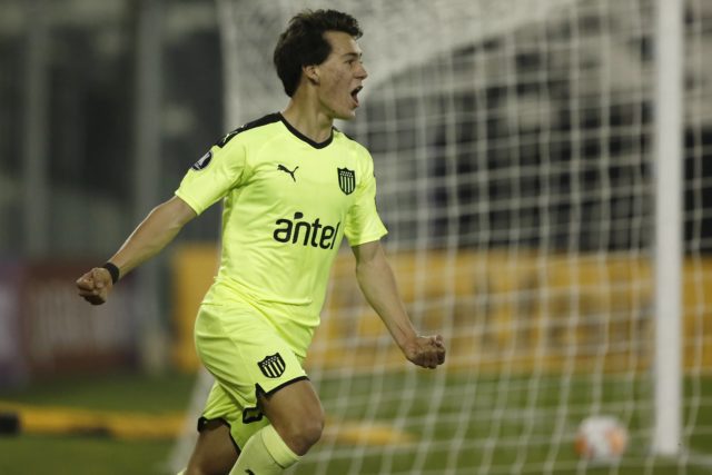 Pellistri celebra un gol con Peñarol