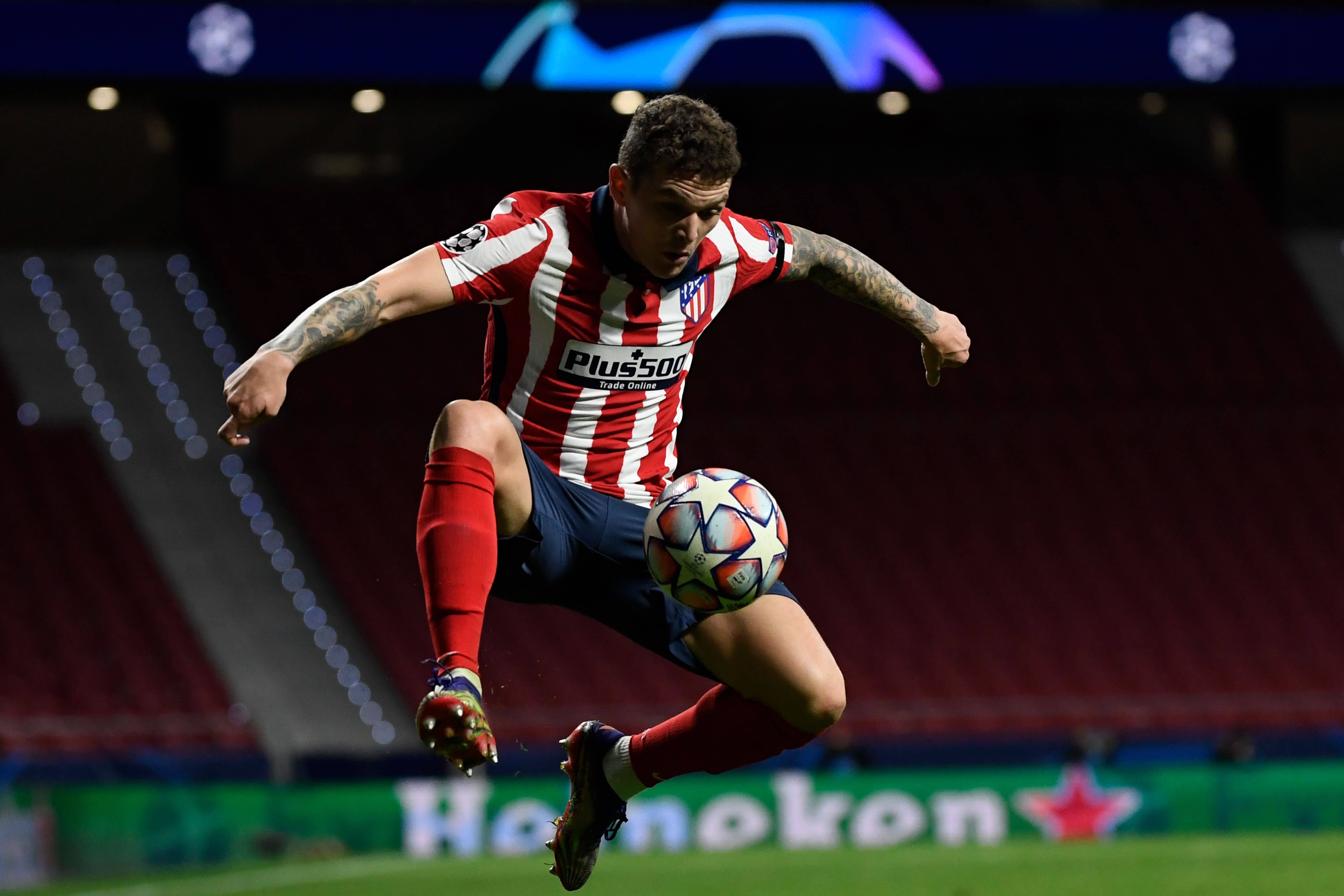 Trippier controla un balón en Champions