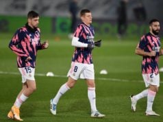 Valverde, Kroos y Carvajal en calentamientos previos a un partido.