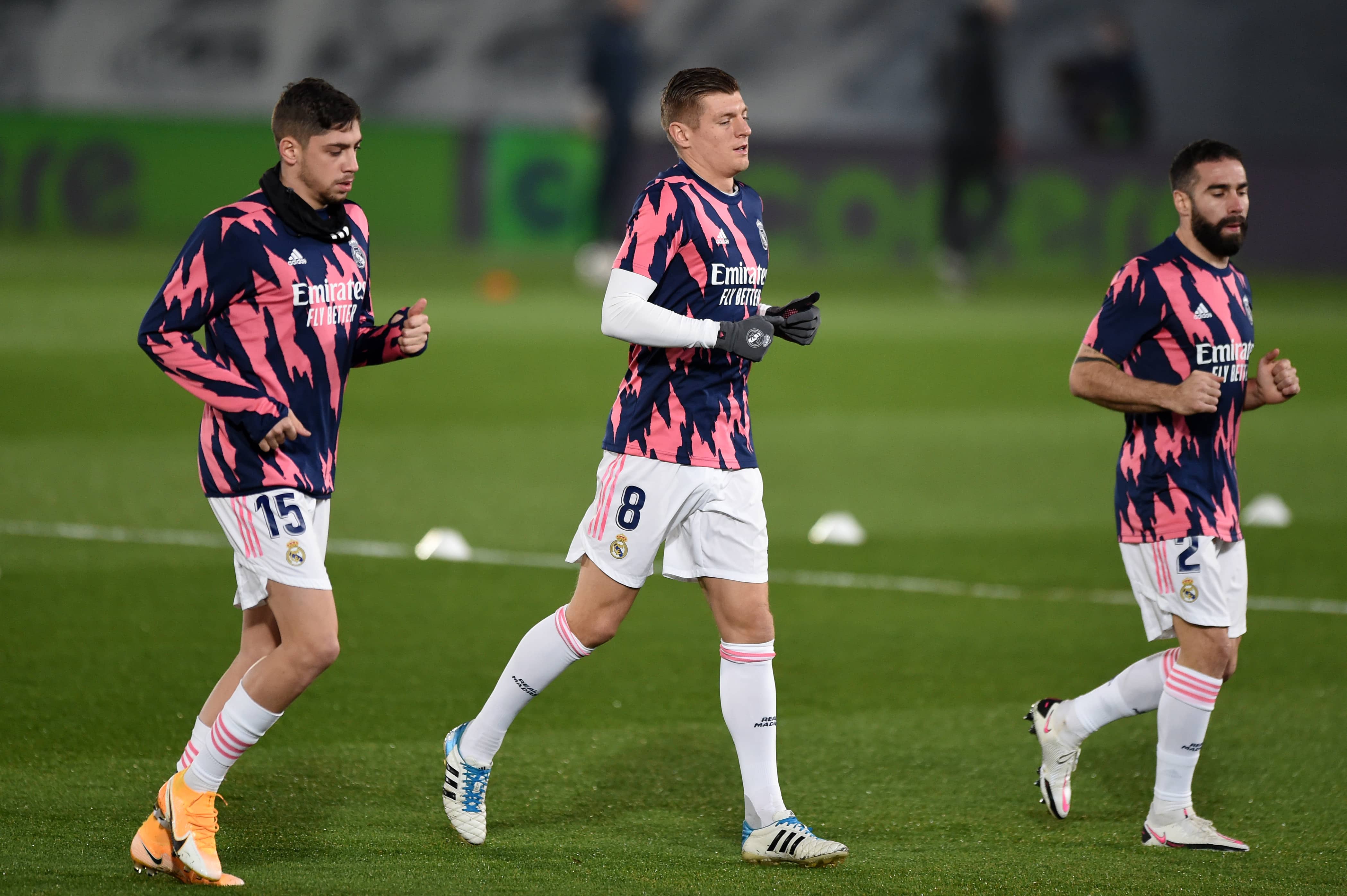 Valverde, Kroos y Carvajal en calentamientos previos a un partido.