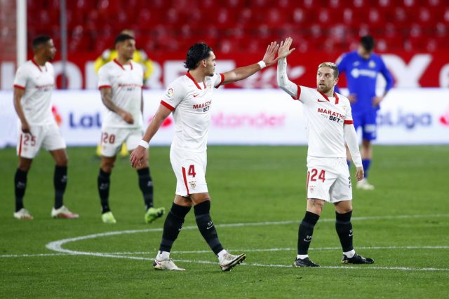 Papu Gómez celebra con Rekik