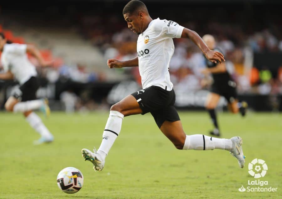 Samuel Lino con la camiseta del Valencia