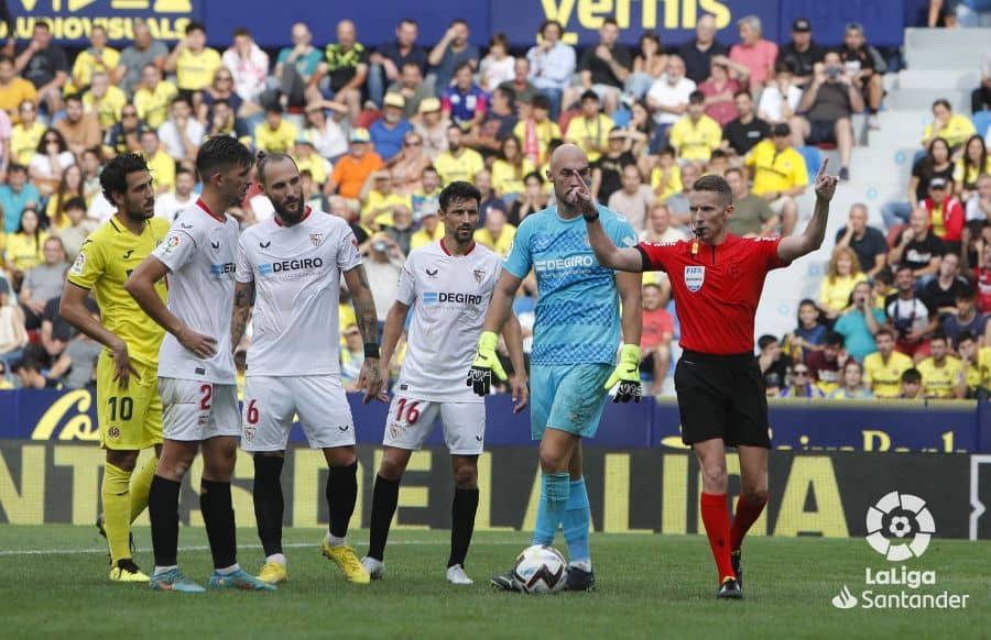 Los jugadores del Sevilla contra el Villarreal