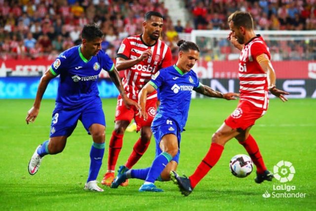 Stuani junto a Yangel Herrera