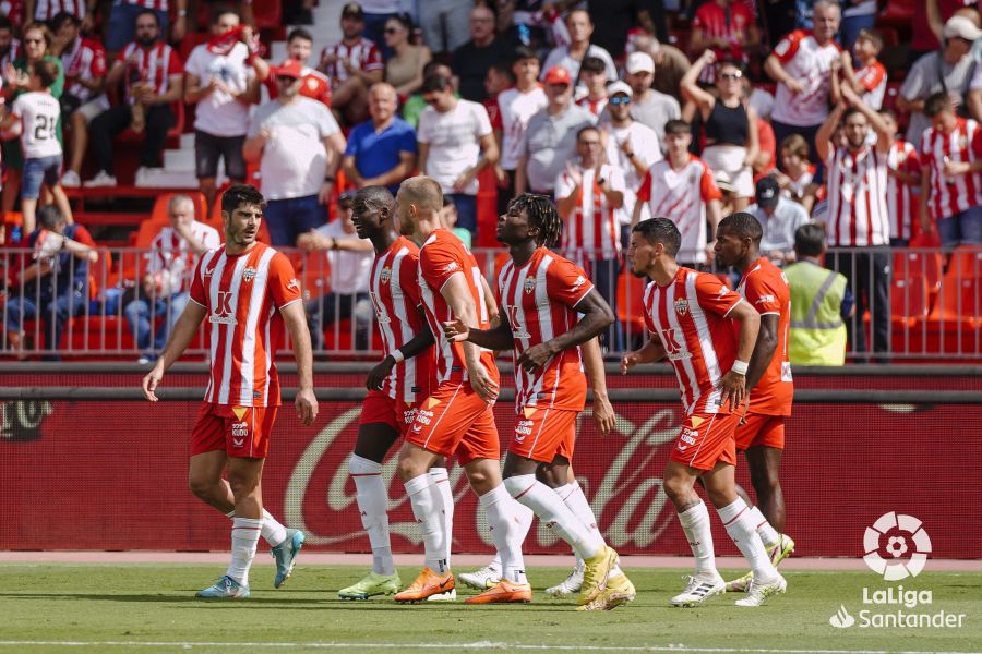 Melero celebra un gol con sus compañeros