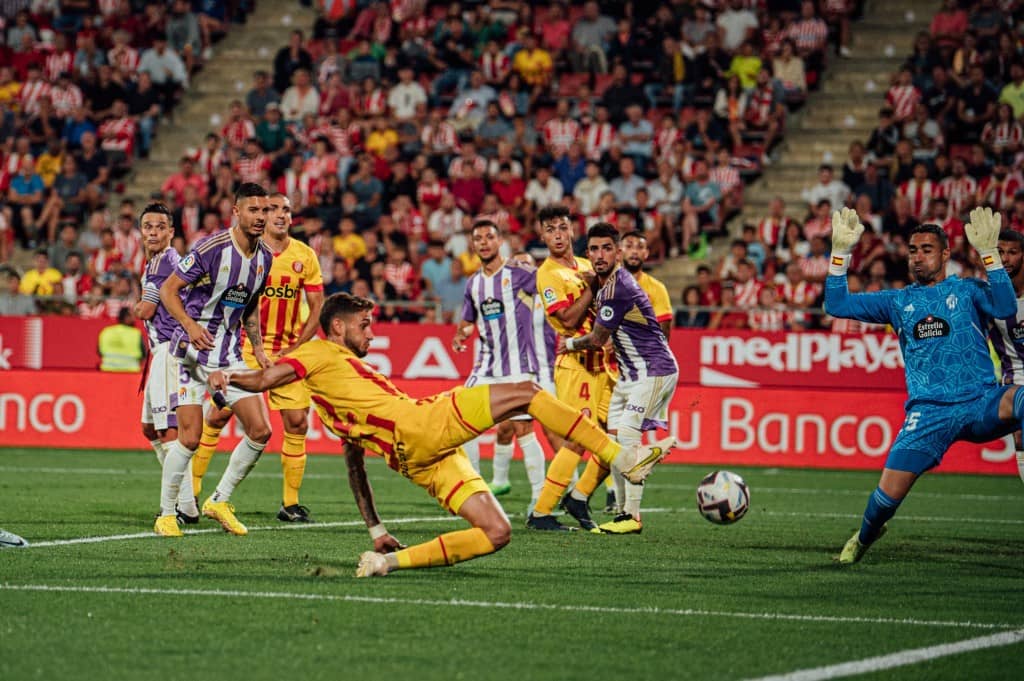 Bueno rematando frente el Valladolid