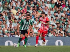 Borja Iglesias y Santi Bueno luchando por un balón