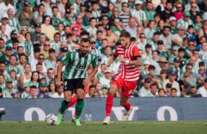 Borja Iglesias y Santi Bueno luchando por un balón