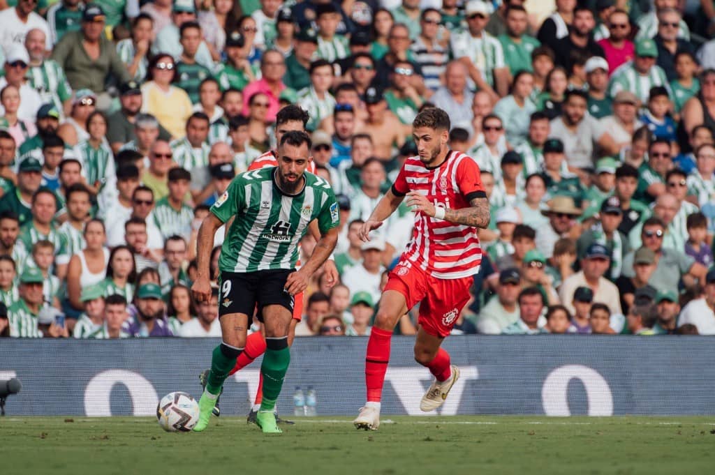 Borja Iglesias y Santi Bueno luchando por un balón