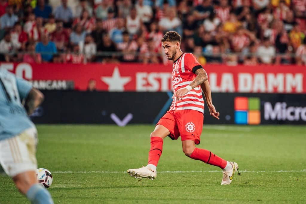 Santi Bueno sacando el balón jugado