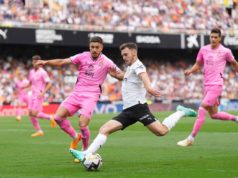 Toni Lato en un partido de Liga con el Valencia