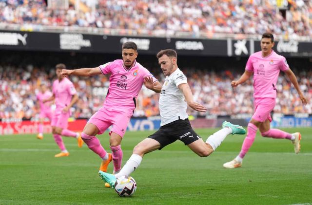 Toni Lato en un partido de Liga con el Valencia