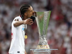 Badé celebra la Europa League con el Sevilla FC