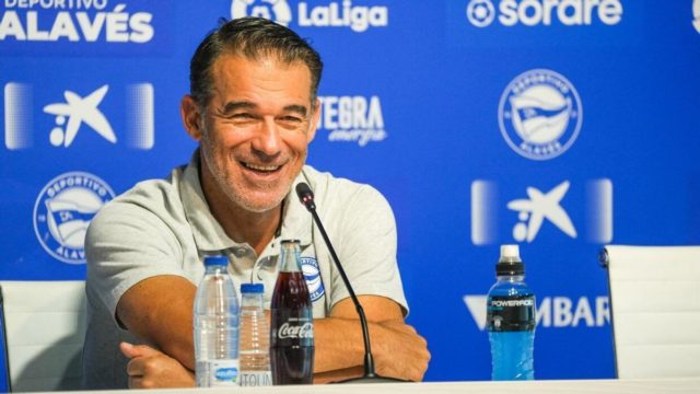 Luis García Plaza, en una rueda de prensa con el Alavés