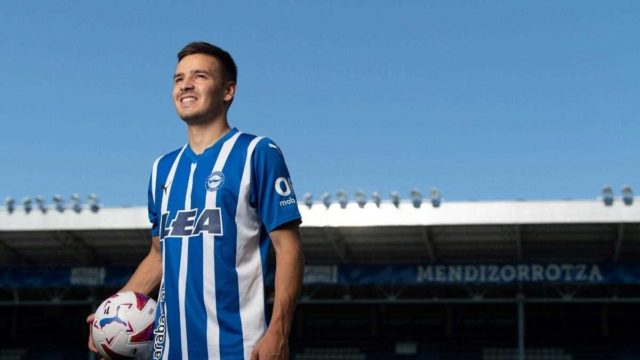 Andoni Gorosabel posa con los colores del Alavés