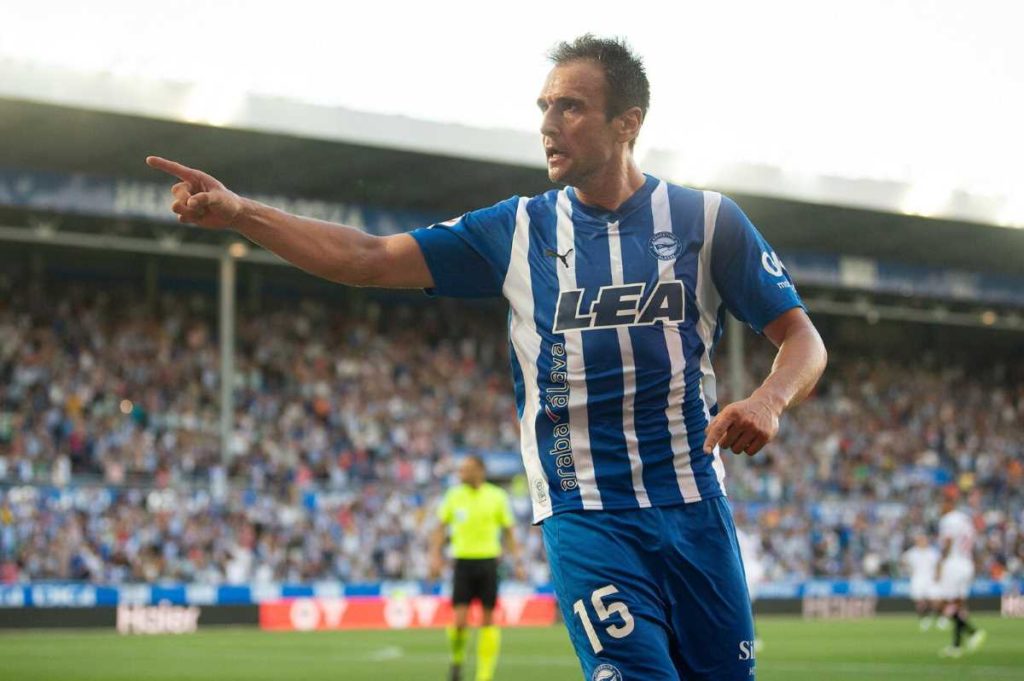 Kike García celebra un gol con el Alavés