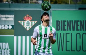 Ez Abde en la presentación con el Real Betis