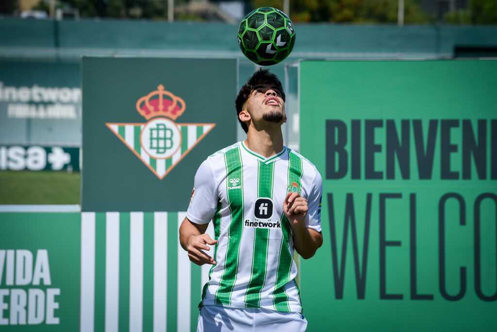 Ez Abde en la presentación con el Real Betis