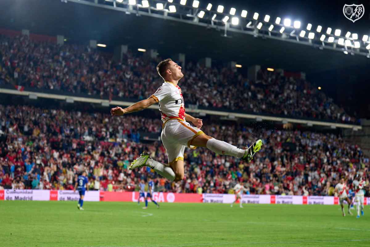 De Frutos celebra un gol con el Rayo