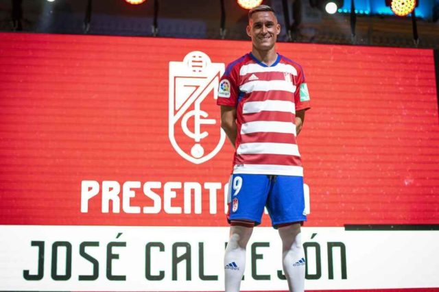 José Callejón posa con los colores del Granada CF