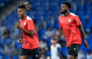 Nico Williams en un calentamiento del Athletic con Iñaki Williams