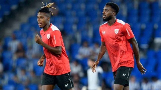 Nico Williams en un calentamiento del Athletic con Iñaki Williams