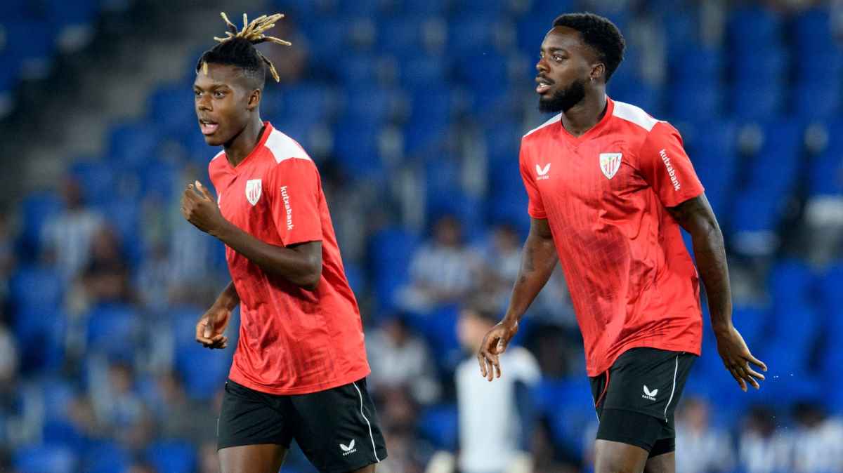 Nico Williams en un calentamiento del Athletic con Iñaki Williams